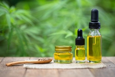 Bottles of hemp seed oil and a spoonful of hemp seeds.  © Getty Images 