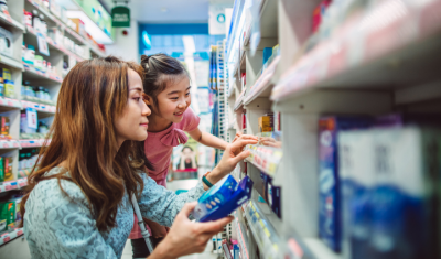 A pair of mother and daughter shopping in a pharmacy. ©Getty Images 