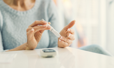 A woman performing blood glucose test at home. © Getty Images 