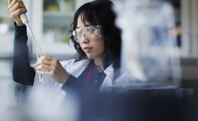 A scientist conducting experiment in the laboratory.  © Getty Images