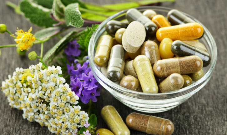 A bowl containing capsules and tablets made using botanical extracts. ©Getty Images 