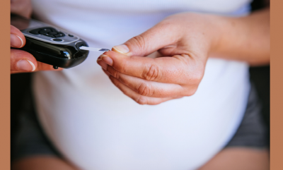 A pregnant woman using a glucometer. © Getty Images